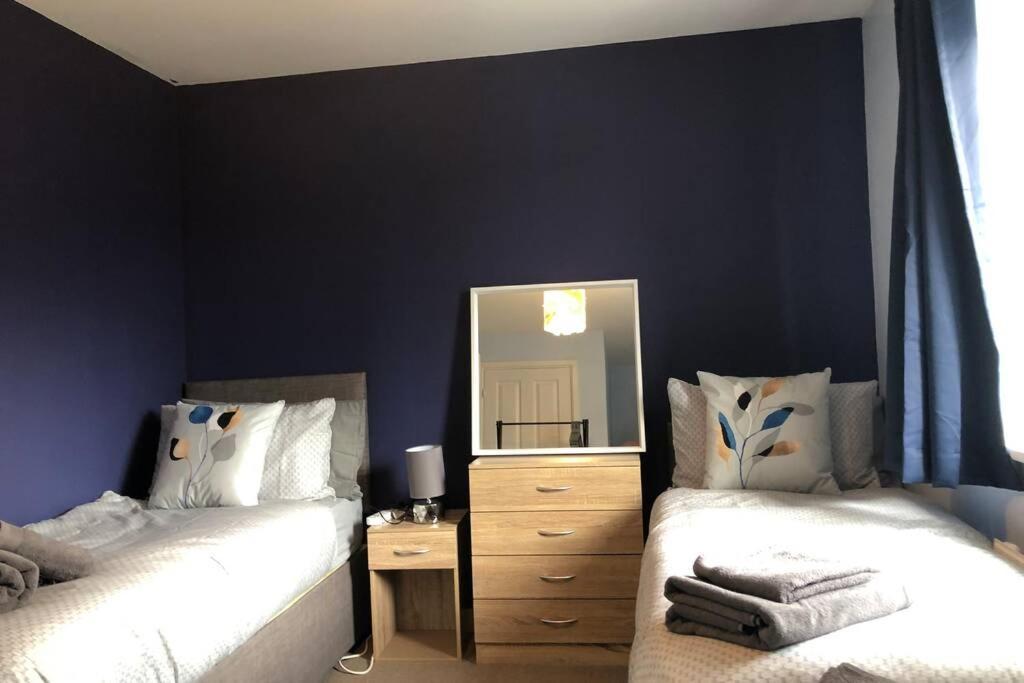 Dudley House **staycation & Contractors** Sleeps 7