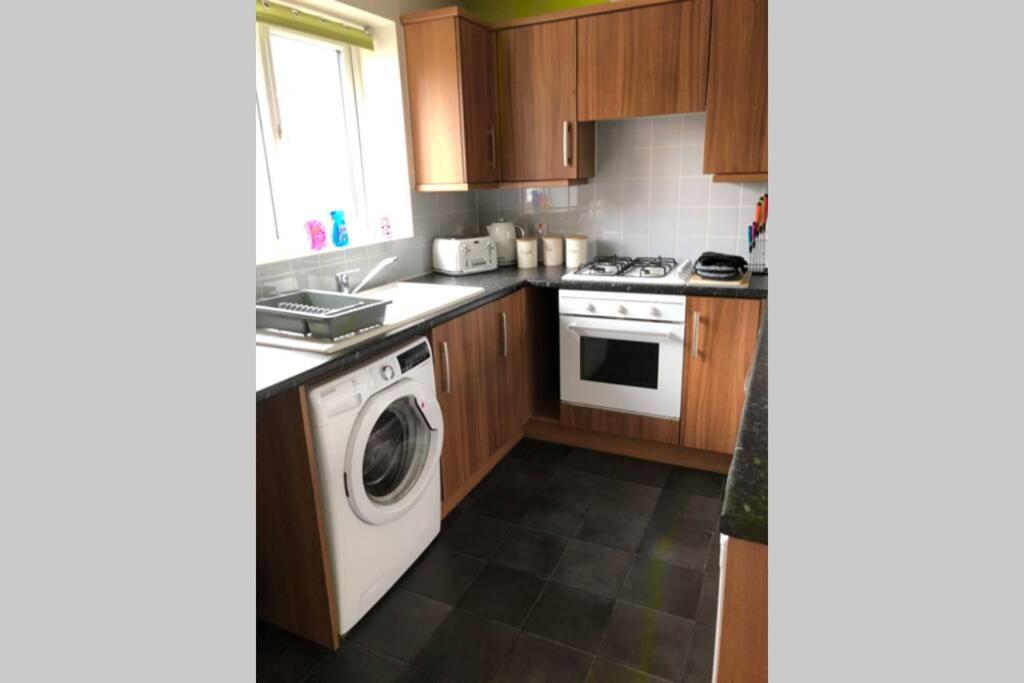 Dudley House **staycation & Contractors** Sleeps 7 Holiday home *